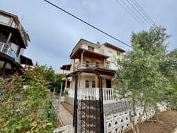 SEFERİHİSAR CUMHURİYET MAH.DE DENİZE 750M HAVUZLU, MEYVE BAHÇELİ SATILIK 4+1 VİLLA